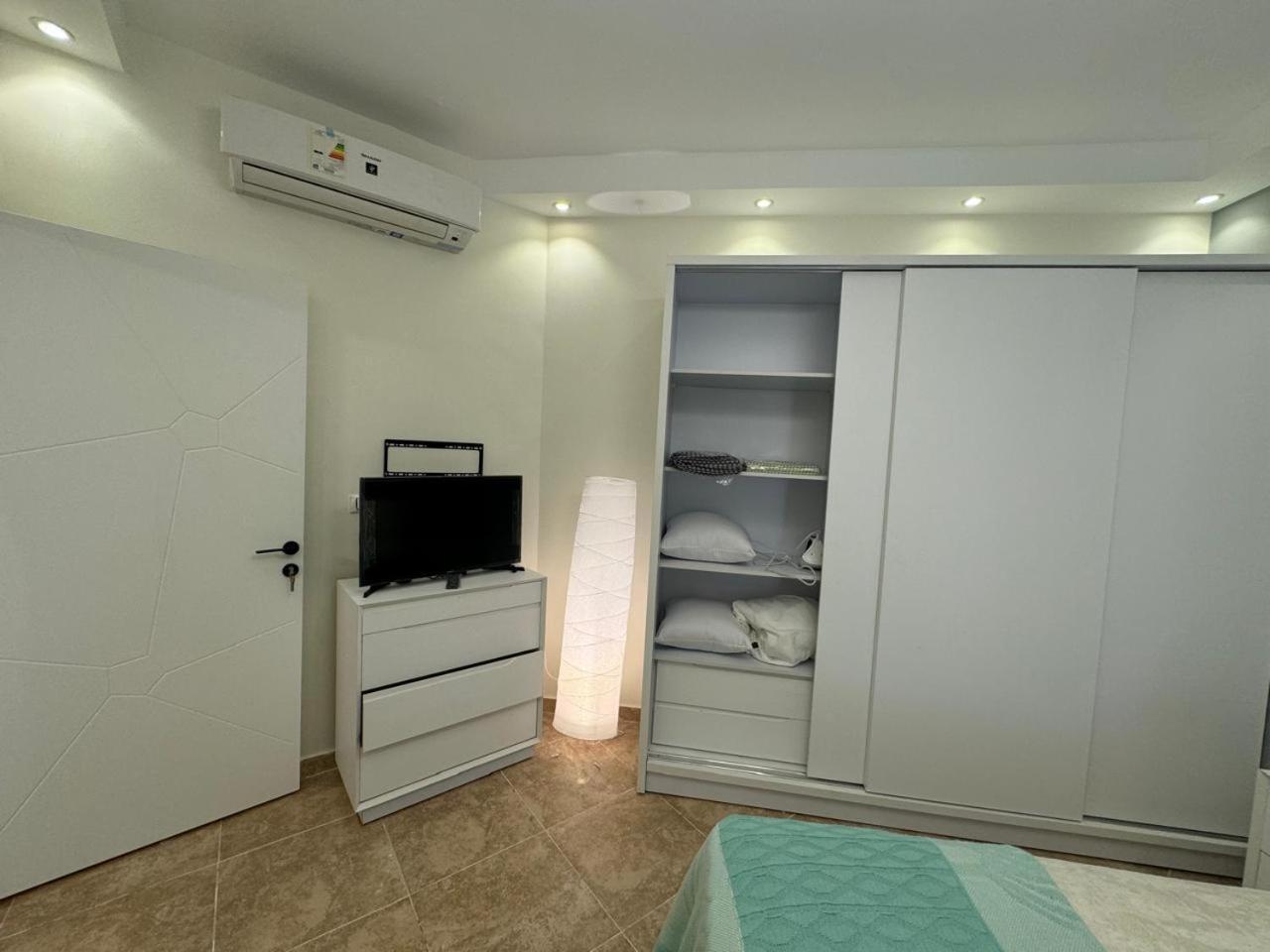 Apartment A One-bedroom With A Compact Terrace